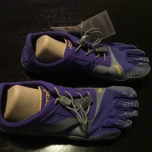 **NWT** Vibran sneakers